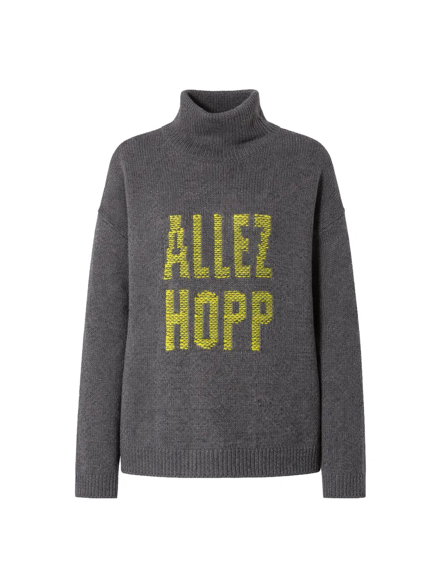 Frau im anthrazitfarbenen Pullover mit gelbem ALLEZ-HOPP-Schriftzug
