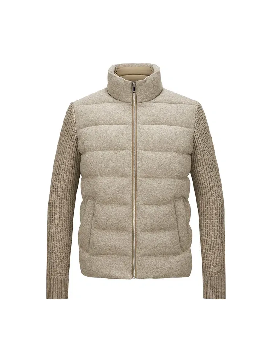 Mann in beiger Hybridjacke mit Strickärmeln