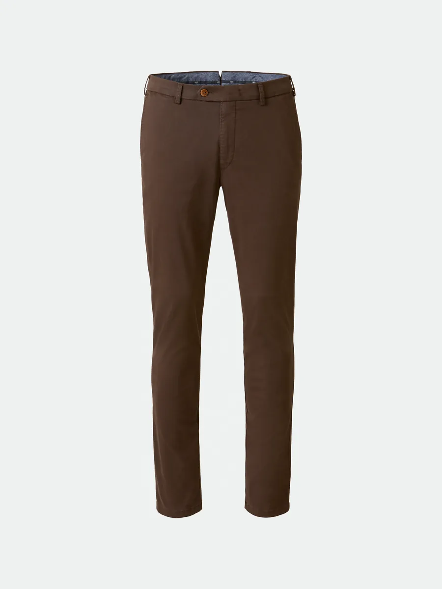 Mann in brauner Chino mit hellem Pullover