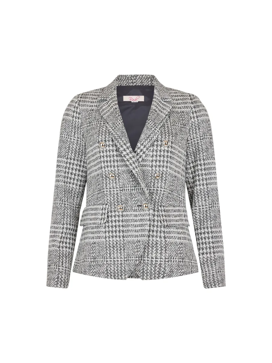 Frau im zweireihigen Glencheck-Blazer mit weiter Hose